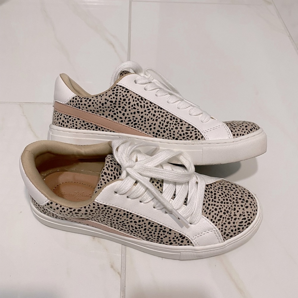 Universal Thread Tennis Shoe Size 6